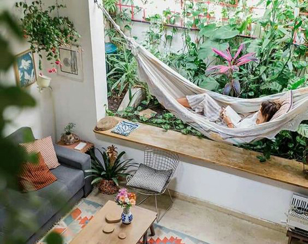ruang-tamu-yang-terinspirasi-alam-dengan-ide-hammock