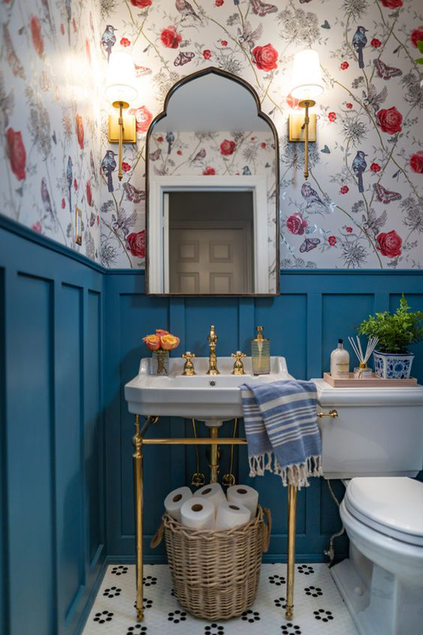 desain-kamar-mandi-klasik-dengan-wallpaper-mawar