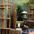 desain-taman-jepang-modern-dengan-dinding-beton-dan-elemen-bambu