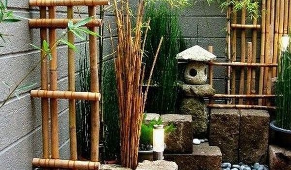 desain-taman-jepang-modern-dengan-dinding-beton-dan-elemen-bambu