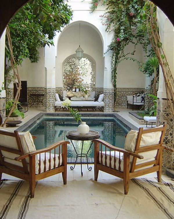 kolam-renang-maroko-dengan-area-duduk