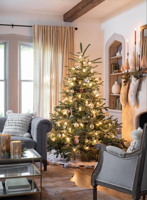 dekorasi-natal-yang-nyaman-dengan-pohon-tradisional