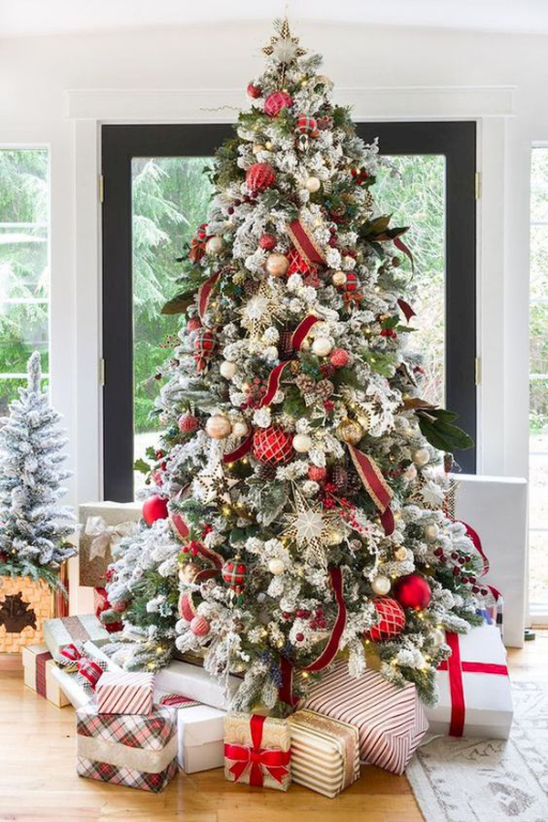 pohon-natal-tradisional-dengan-hiasan-mewah