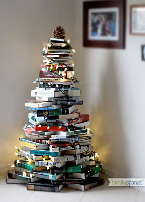 dekorasi-pohon-natal-dari-tumpukan-buku