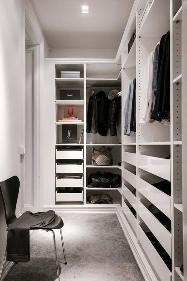 desain-walk-in-closet-praktis-dengan-area-duduk