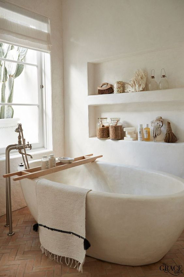 bathtub-minimalis-dengan-penyimpanan-dinding-built-in