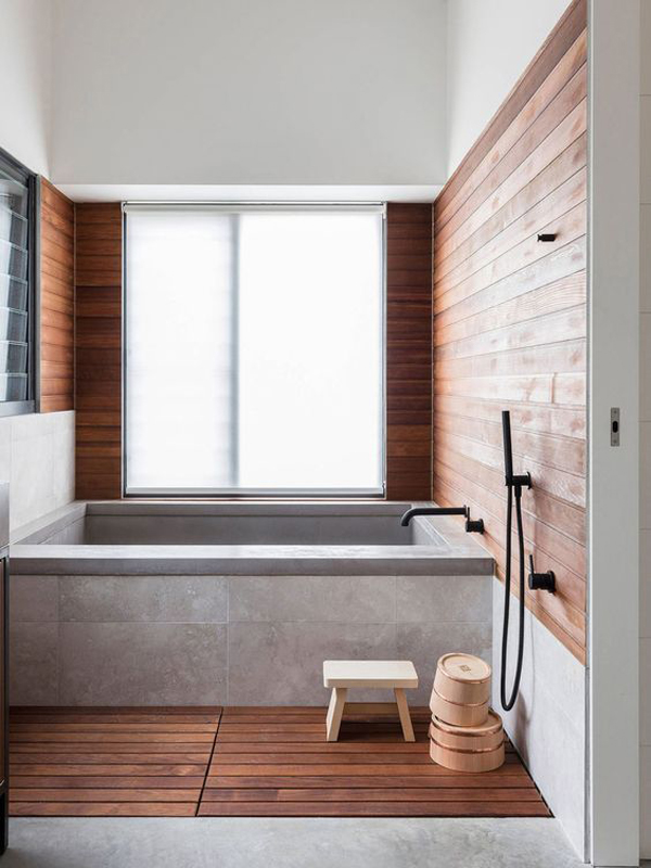 desain-bathtub-dengan-dinding-kayu