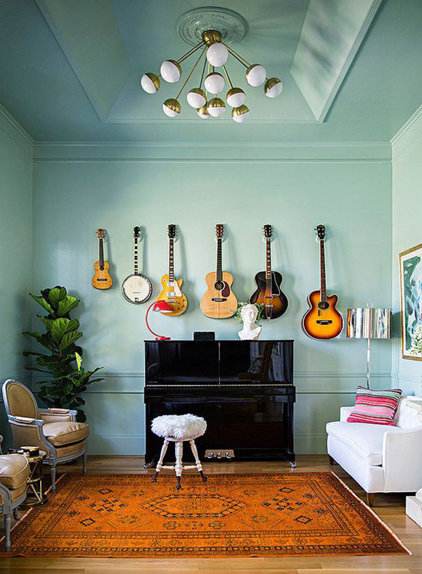 desain-interior-klasik-dengan-piano-dan-rak-gitar-di-dinding