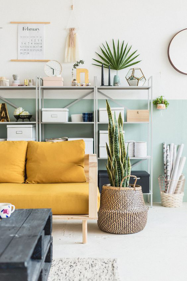 ruang-tamu-minimalis-dengan-sofa-kuning-pastel