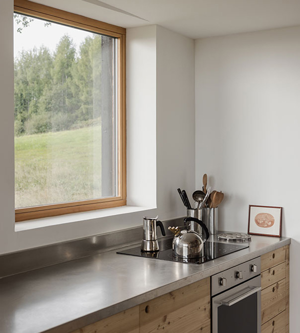 dapur-rumah-kayu-modern-dengan-konsep-terbuka