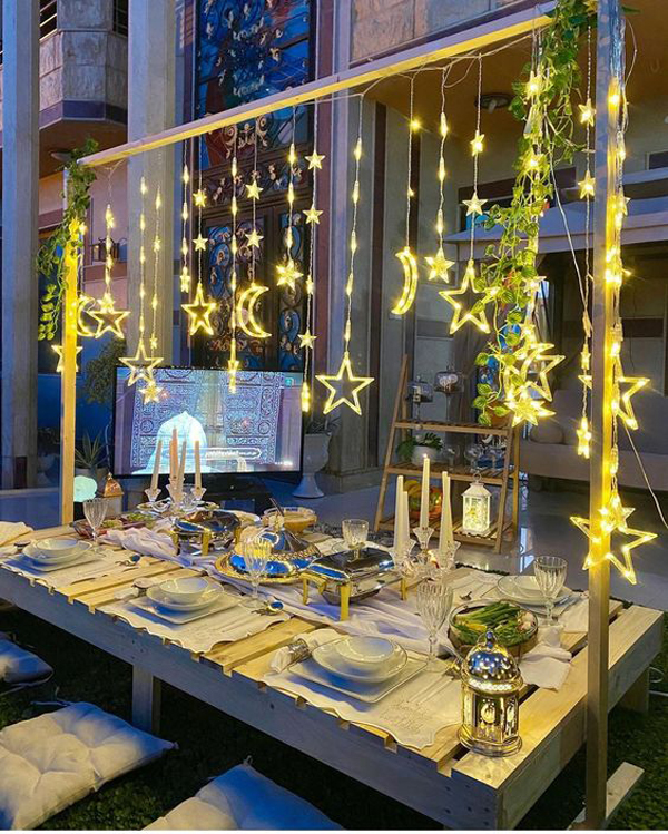 dekorasi-meja-makan-ramadhan-dengan-rantai-lampu