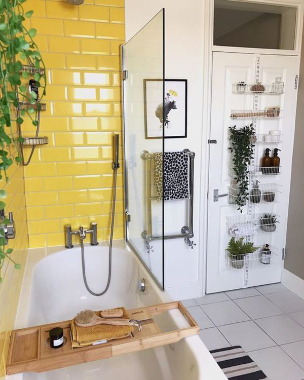 desain-kamar-mandi-mungil-fungsional-dengan-dinding-keramik-kuning