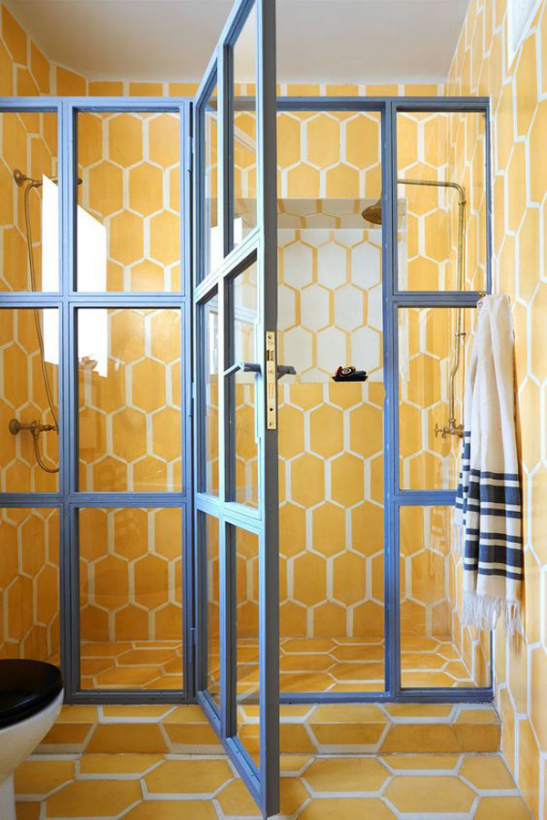 kamar-mandi-kuning-dengan-ubin-segilima-dan-pintu-kaca