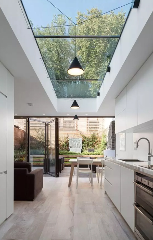 dapur-terbuka-minimalis-dengan-dinding-dan-langit-langit-kaca