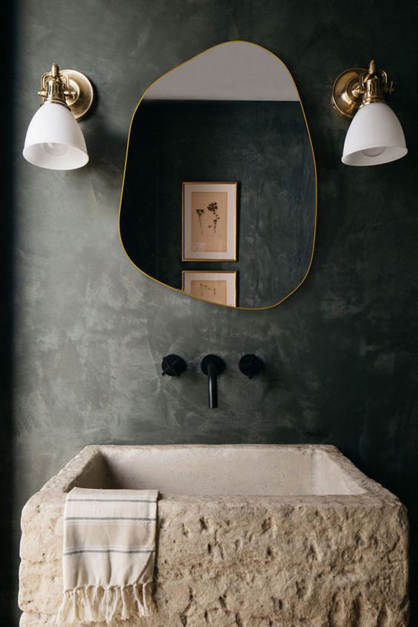 desain-cermin-kamar-mandi-unik-dengan-frame-emas