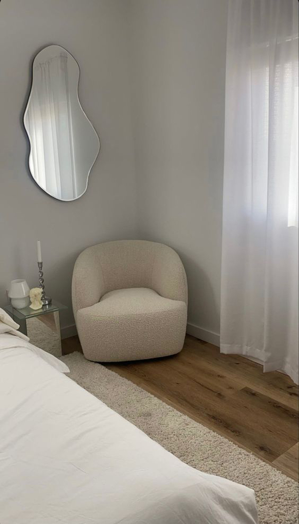 desain-kamar-tidur-modern-dengan-cermin-dinding-tak-beraturan