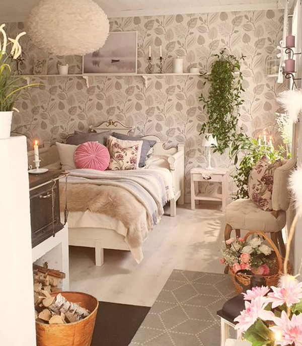 kamar-pengantin-dengan-ornamen-bunga-dan-dinding-wallpaper