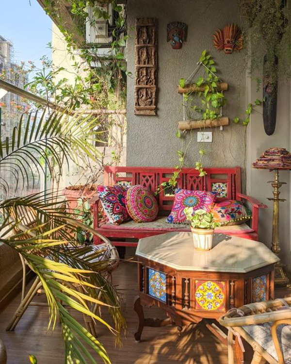 desain-balkon-ruang-tamu-ala-maroko-dengan-tanaman-hias