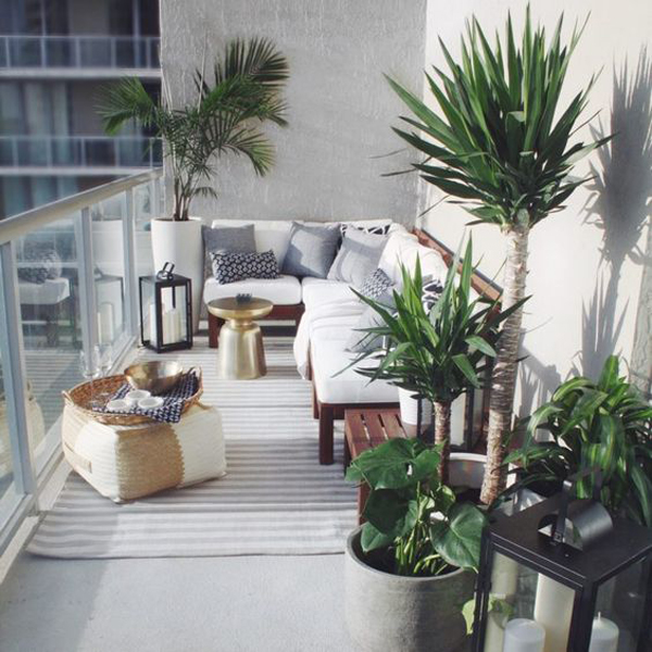 ide-balkon-ruang-tamu-minimalis-dengan-pot-tanaman