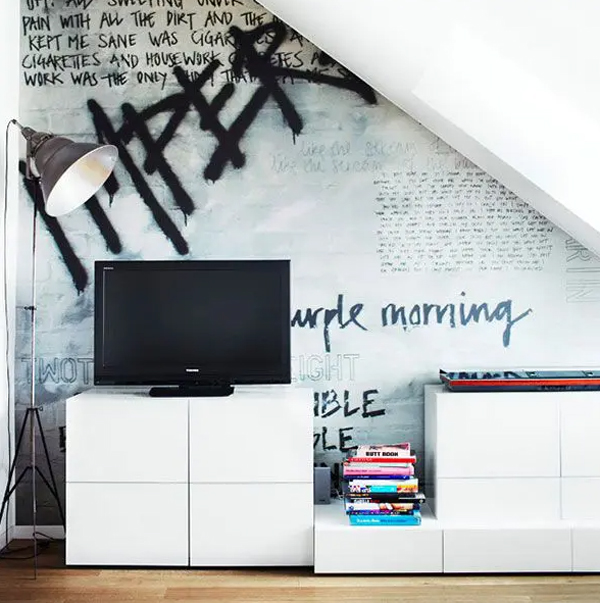 ruang-tv-bawah-tangga-minimalis-dengan-dinding-grafiti
