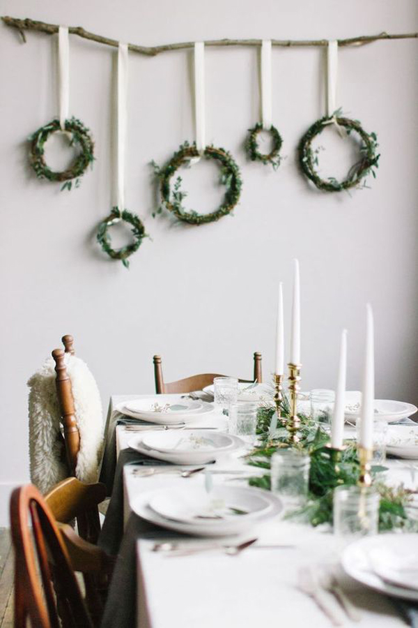 dekorasi-ruang-makan-dengan-karangan-bunga-natal