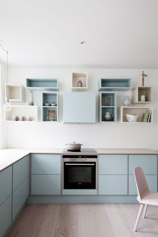 dapur-biru-pastel-dengan-unit-penyimpanan-dinding