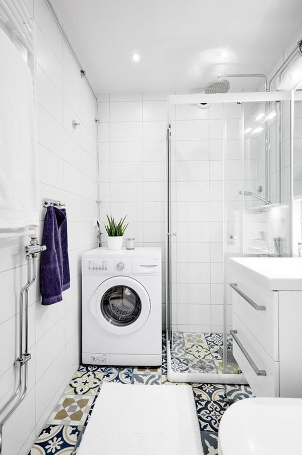 kamar-mandi-mungil-dengan-lantai-mosaik-dan-mesin-cuci-ekstra
