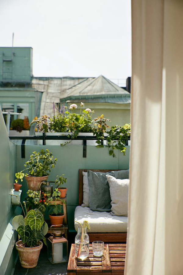 balkon-apartemen-kecil-dengan-dekorasi-tanaman-hias