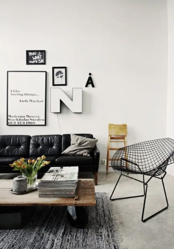 ruang-tamu-bergaya-skandinavia-dengan-sofa-kulit-warna-hitam