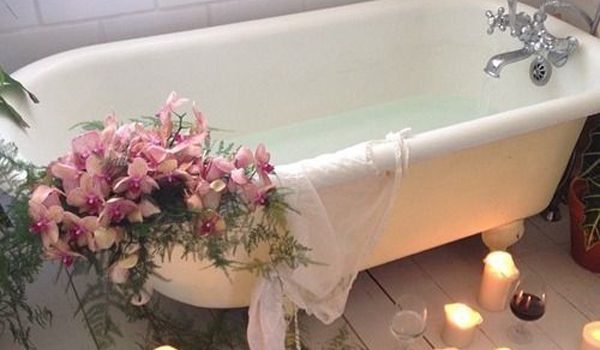 dekorasi-kamar-mandi-romantis-dengan-bak-mandi-bunga-dan-lilin