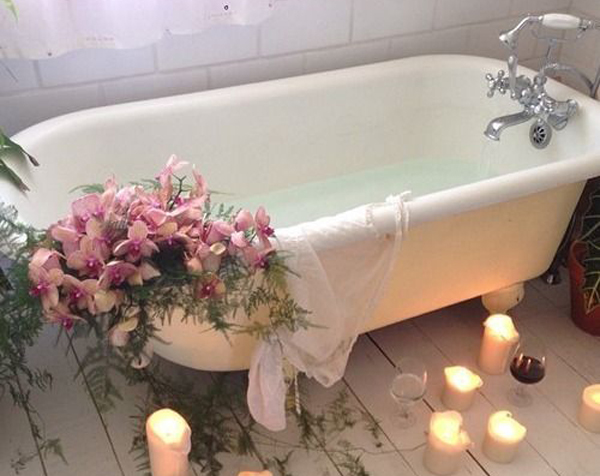 dekorasi-kamar-mandi-romantis-dengan-bak-mandi-bunga-dan-lilin