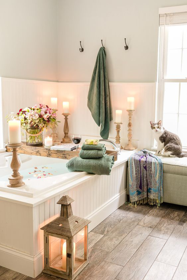 dekorasi-kamar-mandi-romantis-ukuran-besar-dengan-vas-bunga-dan-lilin
