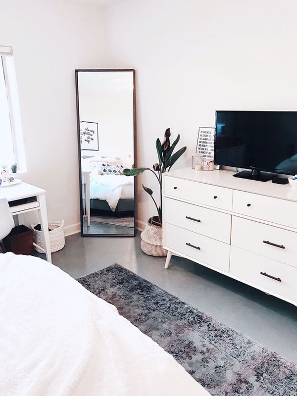 kamar-tidur-minimalis-dengan-area-tv-dan-cermin-besar