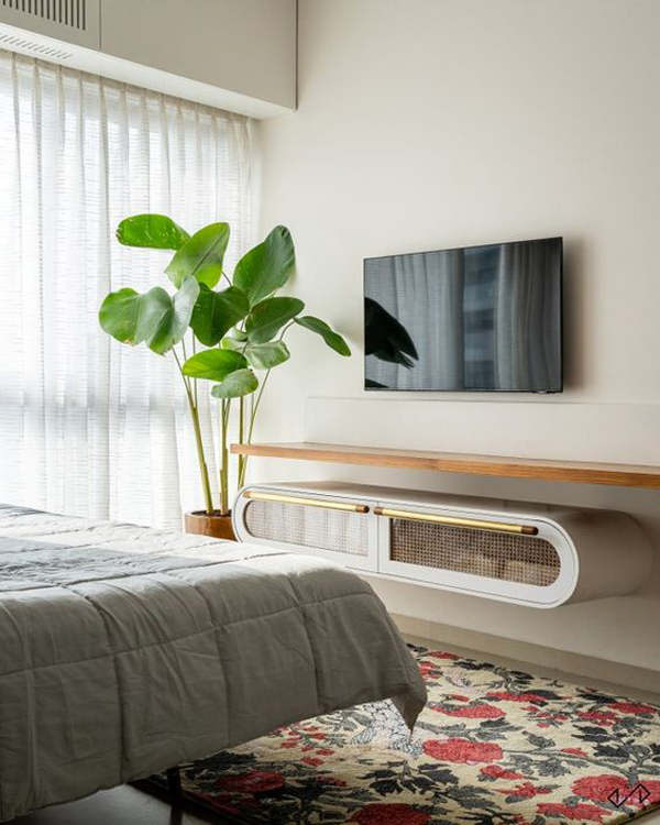 unit-dinding-tv-di-kamar-tidur-dengan-konsep-ruang-terbuka
