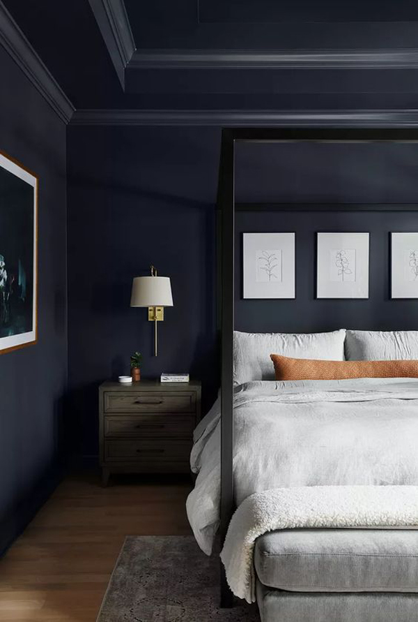 desain-kamar-tidur-biru-gelap-dengan-kanopi