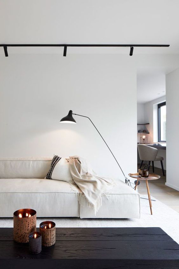 desain-ruang-tamu-lesehan-modern-dengan-sofa-lantai-dan-lampu-industri
