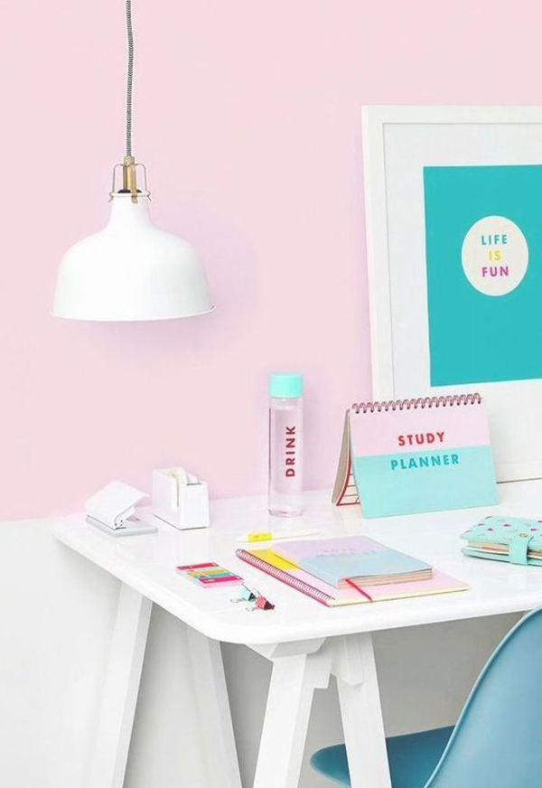 ide-meja-belajar-anak-minimalis-dengan-dinding-pink-pastel