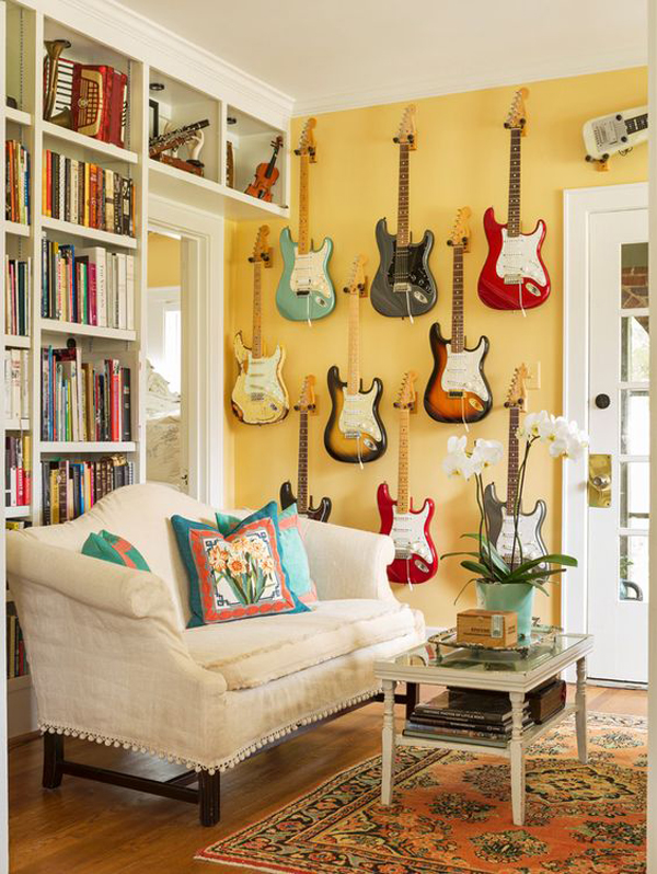 ide-ruang-tamu-mungil-dengan-dinding-kuning-dan-aksesori-gitar