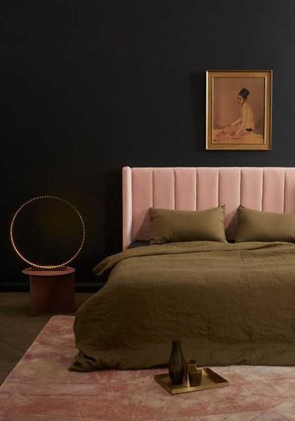 kamar-tidur-seksi-dengan-aksen-warna-hitam-dan-pink