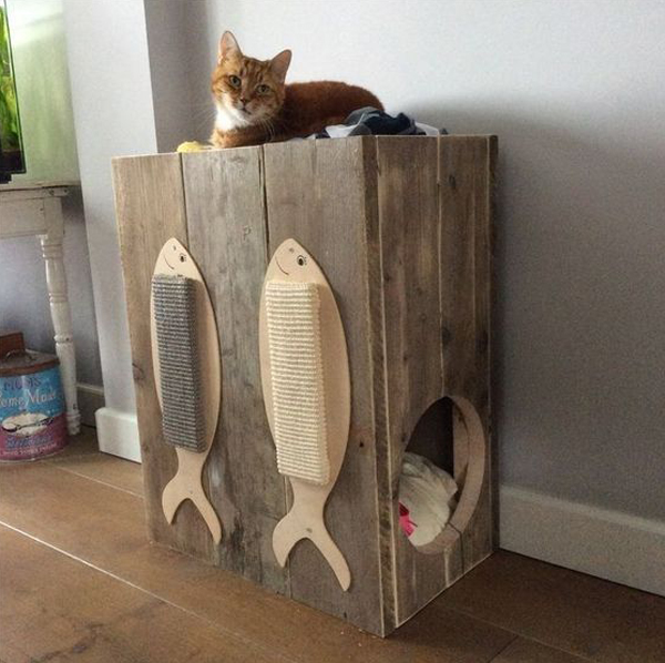 rumah-kucing-kayu-diy-dengan-penggaruk-bentuk-ikan