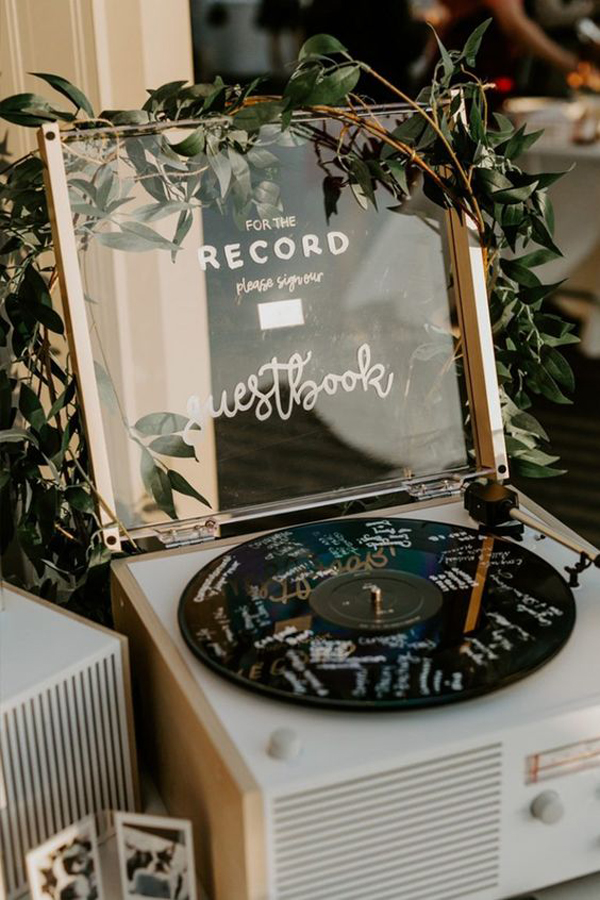 buku-tamu-pernikahan-dengan-vinyl-record
