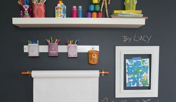 ide-dekorasi-papan-tulis-anak-dan-area-penyimpanan-dinding