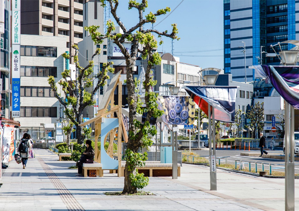 ruang-publik-kayu-dengan-pohon-bonsai-besar