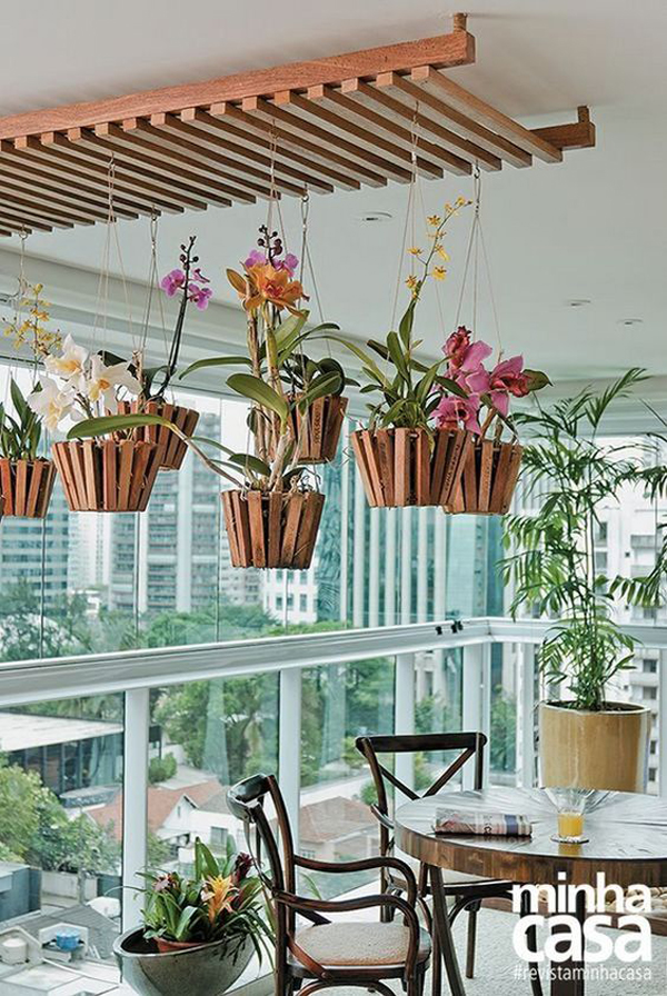 desain-balkon-minimalis-dengan-plafon-palet-tanaman-bentuk-tangga