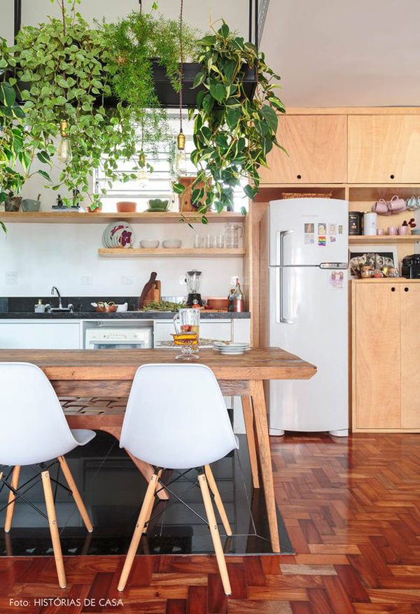 desain-dapur-minimalis-dengan-meja-bar-dan-plafon-tanaman-gantung