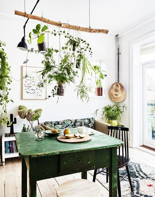 desain-interior-boho-antik-dengan-plafon-tanaman-alami