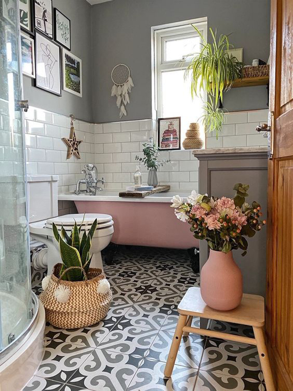 ide-dekorasi-kamar-mandi-bergaya-boho-chic-dengan-skema-warna-pink