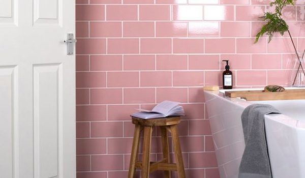 kamar-mandi-bergaya-antik-dengan-ubin-pink