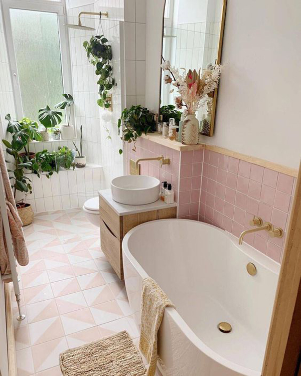 kamar-mandi-pink-ukuran-kecil-dengan-tanaman-hias