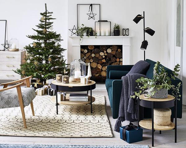 dekorasi-natal-ruang-tamu-bergaya-minimalis-dengan-perapian-kayu-palsu